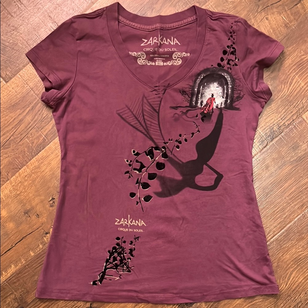 Cirque Du Soleil Zarkana Magician V-Neck Tee Shirt Size XL Burgundy